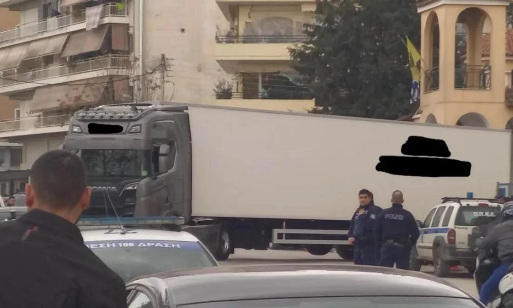 Tραγωδία στα Τέμπη: Σε νταλίκα-ψυγείο οι σοροί μέχρι την ταυτοποίηση